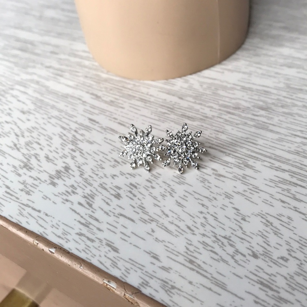 Stunning snowflake post stud earrings